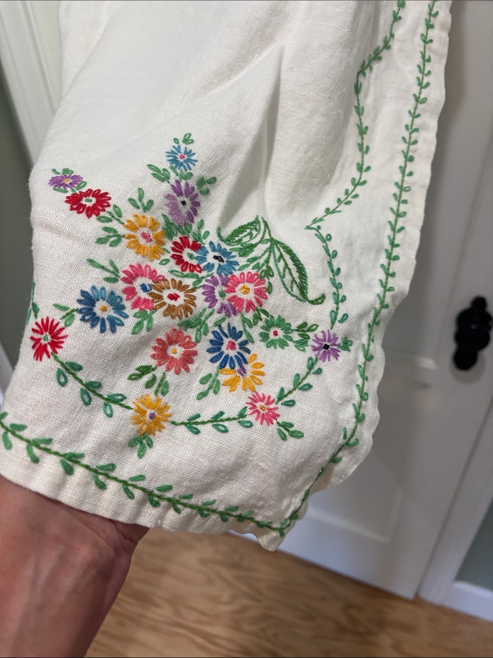 Vintage Embroidered linen tablecloth - Picture 3 of 8